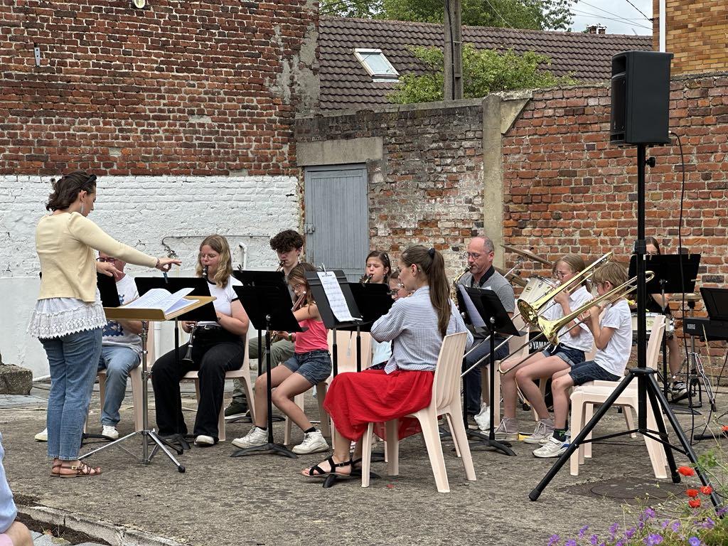 élèves de l'éocle de musique qui joue en extérieur