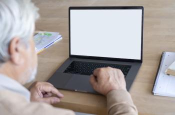 personne âgée sur un ordinateur