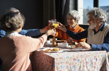 personnes agées qui déjeunent ensemble