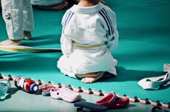 enfant en tenue de judo