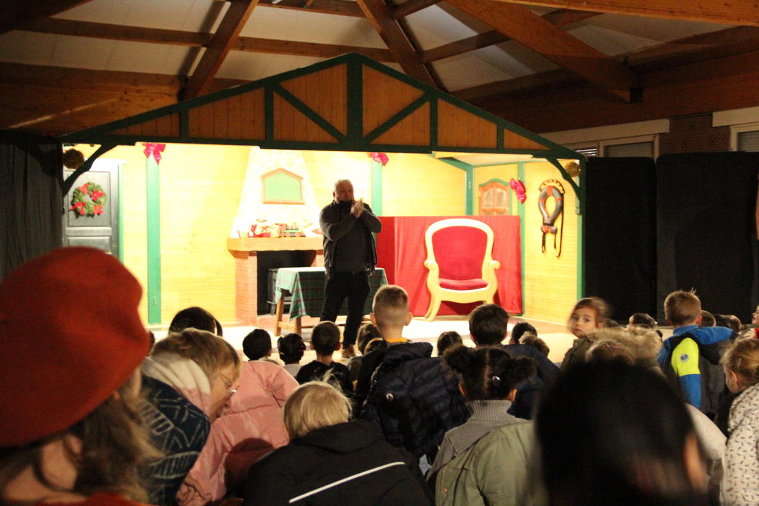 Spectacle de Noël offert aux écoles / Photothèque Ville d'Ostricourt